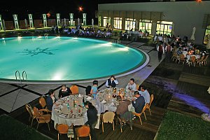 Swimmingpool mit Terrasse am Abend